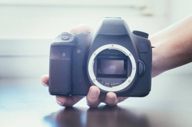 Fotoğrafçı profesyonel bir kamera, açık sensör kullanıyor