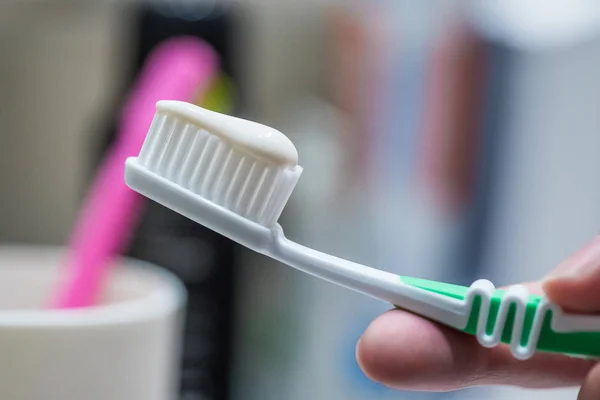 Чищення зубів: зубна щітка у ванній — стокове фото