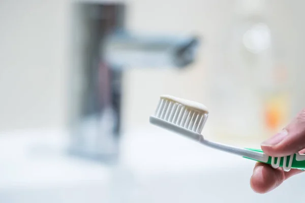 Brushing the teeth: Toothbrush in the bathroom — Stock Photo, Image