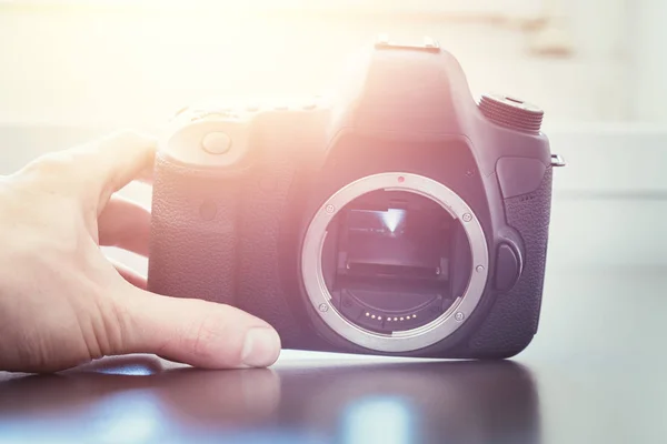 El fotógrafo está usando una cámara profesional, un sensor abierto y el sol — Foto de Stock