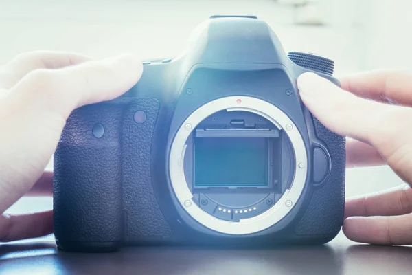 Fotógrafo está utilizando una cámara profesional, sensor abierto — Foto de Stock