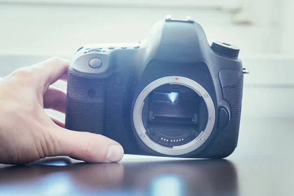 Fotógrafo está utilizando una cámara profesional, sensor abierto —  Fotos de Stock