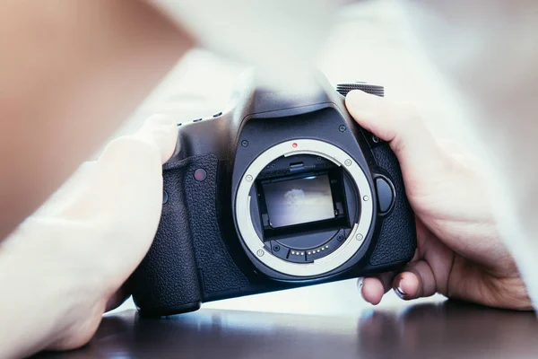 Photographer is using a professional camera, open sensor — Stock Photo, Image