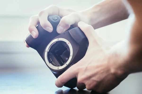 Fotógrafo está usando uma câmera profissional, sensor aberto — Fotografia de Stock