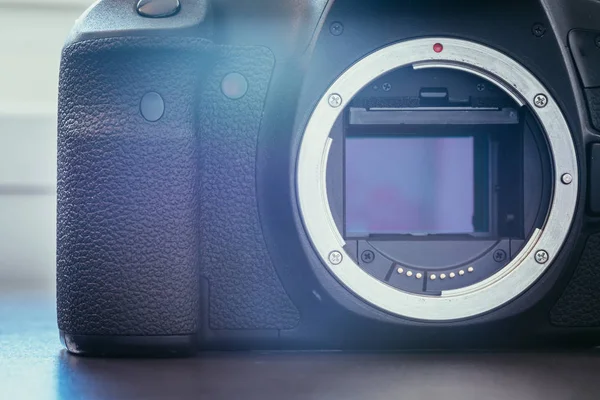 Sensor de câmera: imagem de perto de uma câmera reflexa profissional — Fotografia de Stock