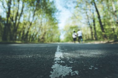 Gezi veya macera: Bir caddenin yakın çekim perspektifi, orman