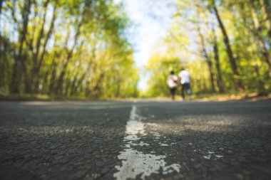 Gezi veya macera: Bir caddenin yakın çekim perspektifi, orman