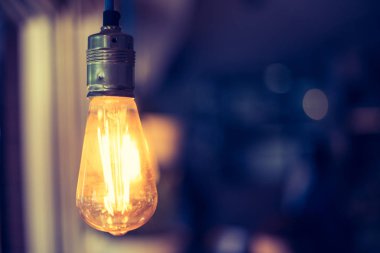 Restoranda Şimşek asılı, turuncu ışık kapatın