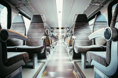 Bir toplu taşıma treninin iç, boş koltuklar