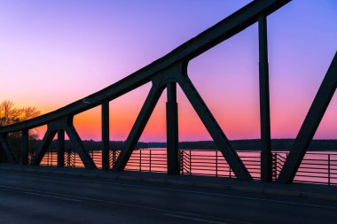 Berlin'de Glienicker Köprüsü, renkli akşam manzarası