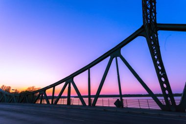 Berlin'de Glienicker Köprüsü, renkli akşam manzarası