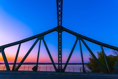 Berlin'de Glienicker Köprüsü, renkli akşam manzarası