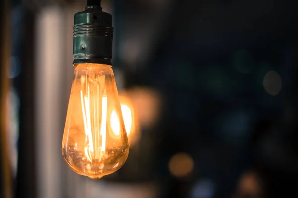 Relámpago en el restaurante Primer plano de una luz naranja colgante —  Fotos de Stock