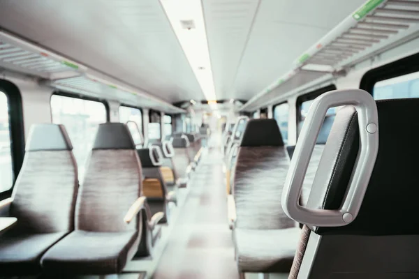 Interior de un tren de transporte público, asientos vacíos —  Fotos de Stock