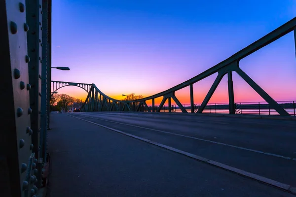 Glienicker brücke in berlin, bunte abendkulisse — Stockfoto