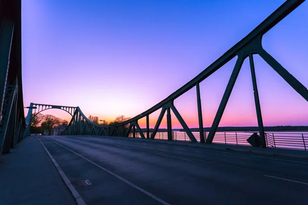 Puente Glienicker en Berlín, colorido paisaje nocturno — Foto de Stock