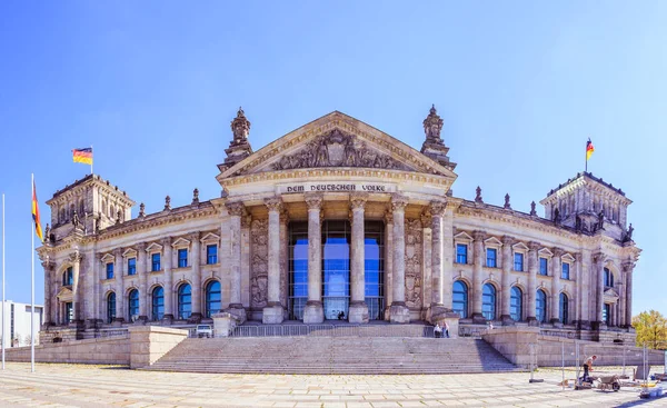 Deutscher Bundestag, Berliner Reichstag: Touristenattraktion in Berlin — Stockfoto