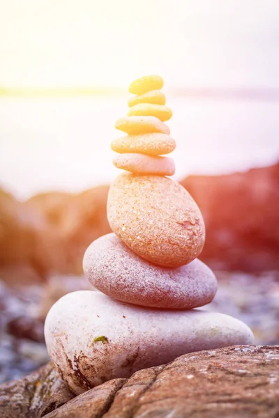 Equilibrio, relajación y bienestar: cairn de piedra afuera, océano adentro — Foto de Stock