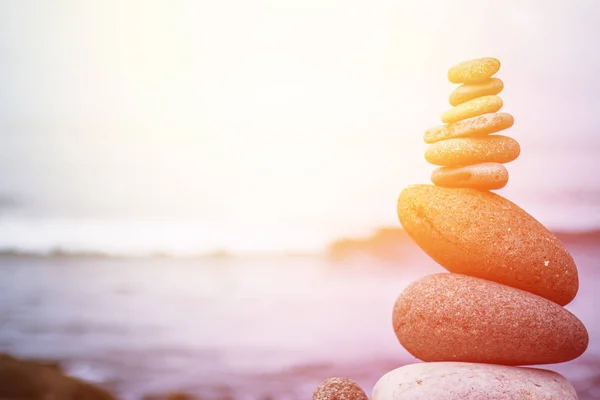 Echilibru, relaxare si wellness: cairna de piatra afara, ocean in — Fotografie, imagine de stoc