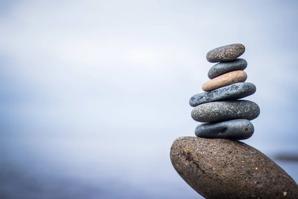 Equilíbrio, relaxamento e bem-estar: Cairn de pedra fora, oceano em — Fotografia de Stock