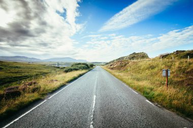 Gezi veya macera: İskoçya'da terk edilmiş, dramatik yol, bulutlu 