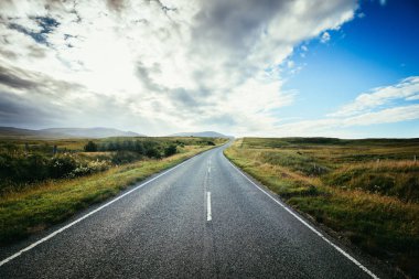 Gezi veya macera: İskoçya'da terk edilmiş, dramatik yol, bulutlu 