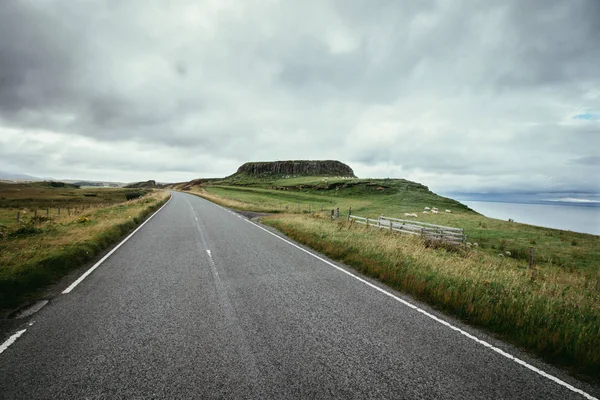 Viaje o aventura: Camino abandonado y dramático en Escocia, nublado — Foto de Stock