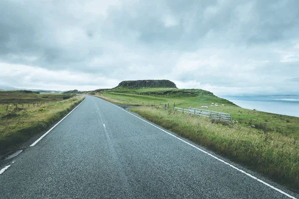 Viaje o aventura: Camino abandonado y dramático en Escocia, nublado — Foto de Stock