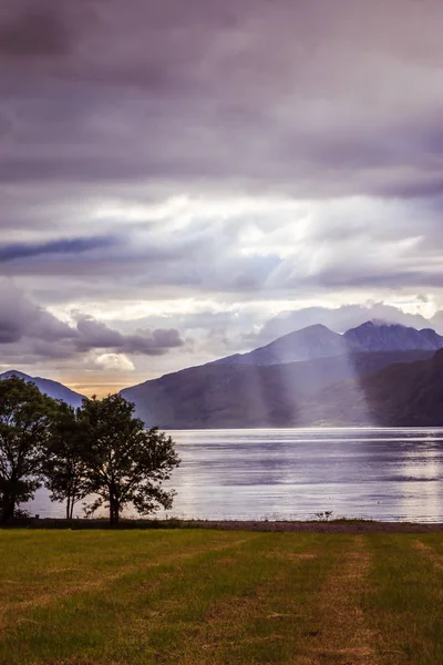Paisaje místico del lago en Escocia: cielo nublado, prado, t — Foto de Stock