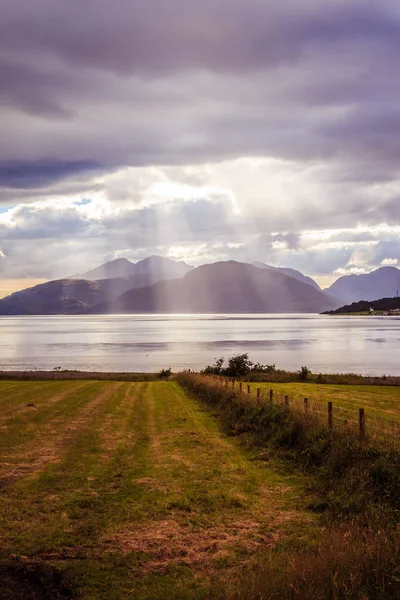 Mystic krajobraz jezioro krajobrazy w Szkocji: zachmurzone niebo, łąka, t — Zdjęcie stockowe