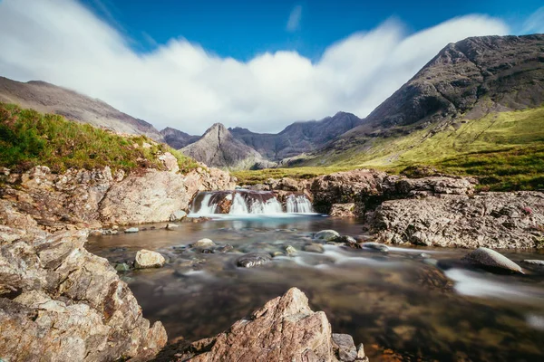 Hermoso paisaje de cascadas en la Isla de Skye, Escocia: —  Fotos de Stock