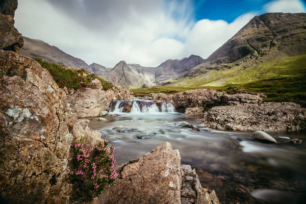 Skye Adası'nda güzel şelaleler sahne, İskoçya: 