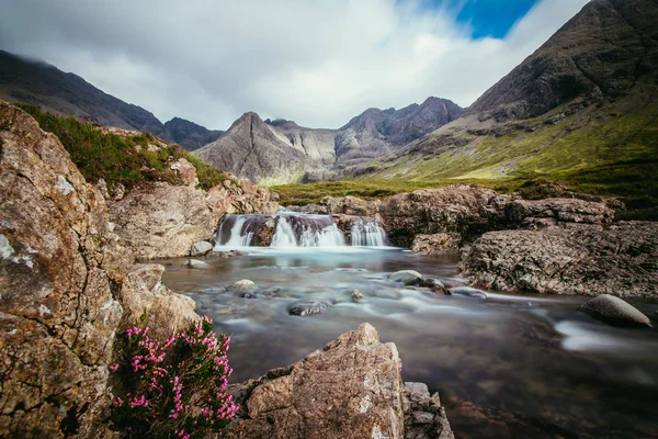Hermoso paisaje de cascadas en la Isla de Skye, Escocia: —  Fotos de Stock