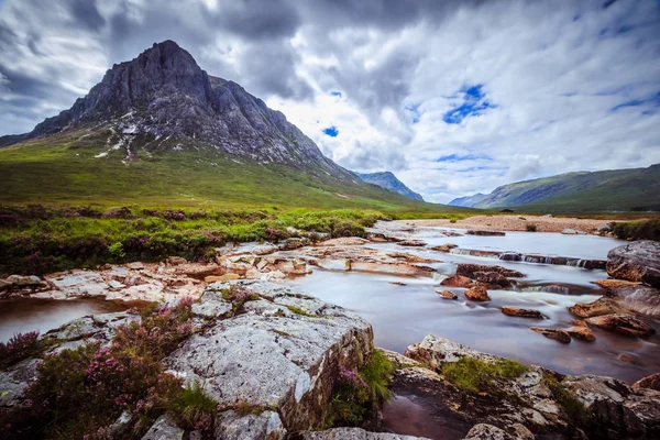 Glen Coe, İskoç güzel nehir dağ manzara manzara — Stok fotoğraf