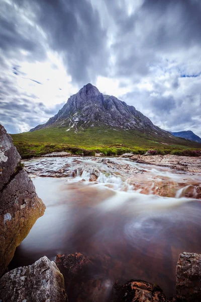 Schöne Flussberglandschaft in glen coe, schottisch — Stockfoto
