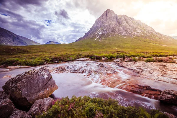 Hermoso paisaje de montaña de río en Glen Coe, Escocia — Foto de Stock
