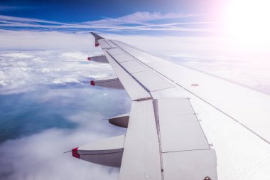 Uçak penceresinden uçak kanadı. Sera etkisi, gl