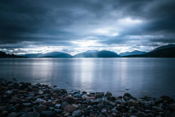 Paisaje místico del lago en Escocia: cielo nublado, rayos de sol — Foto de Stock
