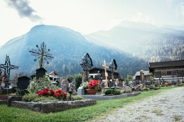 Mezarlık, moutains ve arka planda ışık ışınları