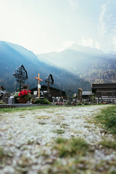 Cemetery, moutains and light rays in the background — Stock Photo, Image