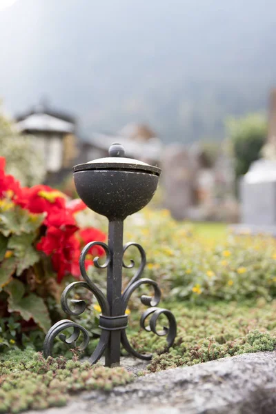 Eau bénite dans un bol en fer, cimetière — Photo