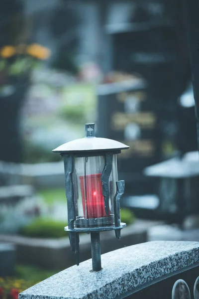 Candela / lanterna al cimitero, funerale, dolore — Foto Stock