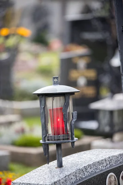 Candela / lanterna al cimitero, funerale, dolore — Foto Stock