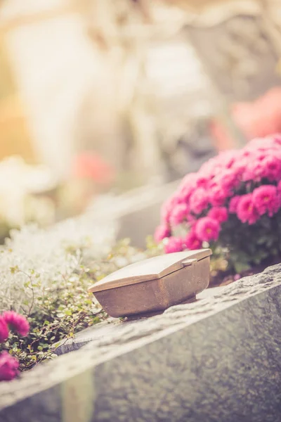 Acqua santa in ciotola di ferro, cimitero, fiori — Foto Stock