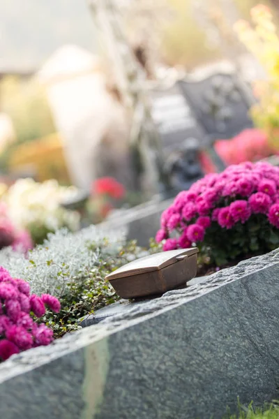 鉄器、墓地、花の聖水 — ストック写真