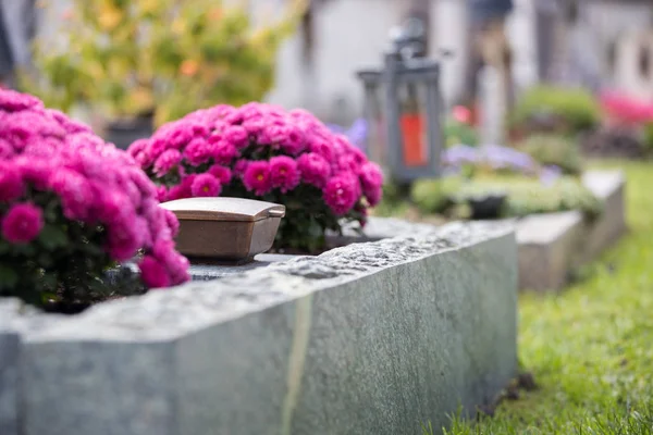 Eau bénite dans un bol en fer, cimetière, fleurs — Photo