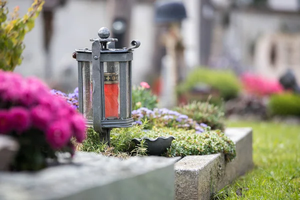 Bougie / lanterne au cimetière, funérailles, chagrin — Photo