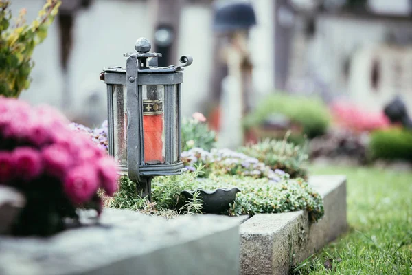 Bougie / lanterne au cimetière, funérailles, chagrin — Photo