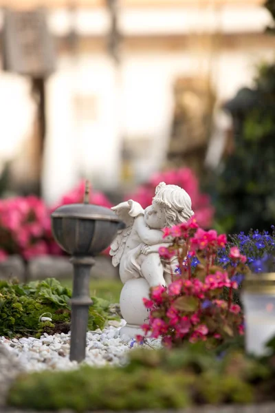 Angyal a temetőben, sírban nyitott könyvet ki, virágok — Stock Fotó