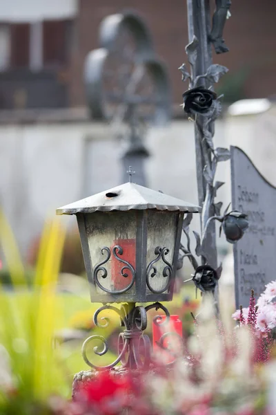 墓地のキャンドル/ランタン、葬儀、悲しみ — ストック写真